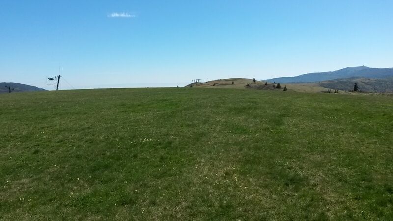 Datei:1200px-Treh toplandeplatz blickrichtung o.jpg