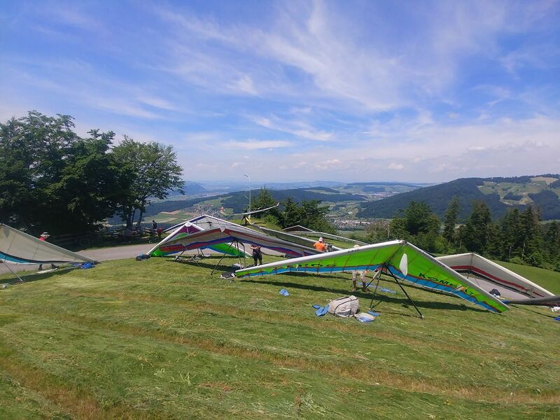 Datei:1200px-Falkenflue2021-Startplatz (5).jpg