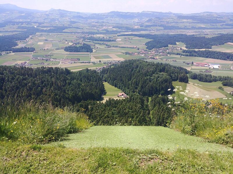 Datei:1200px-Falkenflue2021-Startplatz (2).jpg